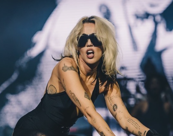 Miley Cyrus - A cantora americana, nascida em 23/11/1992, se chama Destiny Hope (Destino Esperança) Cyrus. Ela mudou oficialmente seu nome em 2008. Escolheu Miley porque era muito alegre e chamada de Smiley (sorridente) pelo pai. Tirou apenas o S