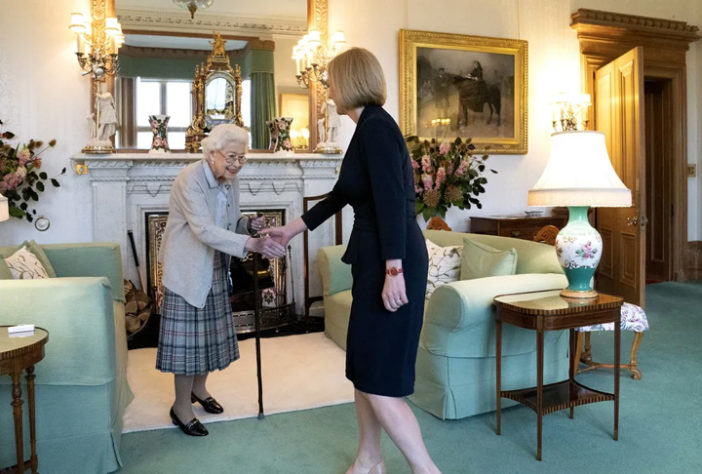 Rainha  Elizabeth II recebe a nova primeira-ministra
