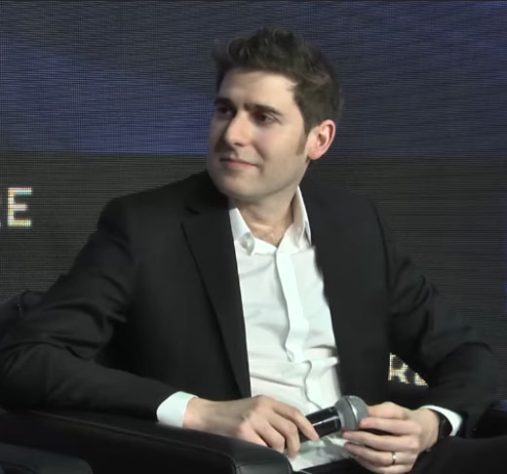 Na segunda posição, encontra-se o mais novo desta lista: o paulista Eduardo Saverin, de só 40 anos. Ele é empresário no ramo digital, estudou nos EUA e é um dos fundadores do Facebook e tem fortuna de R$ 52,8 bilhões. 