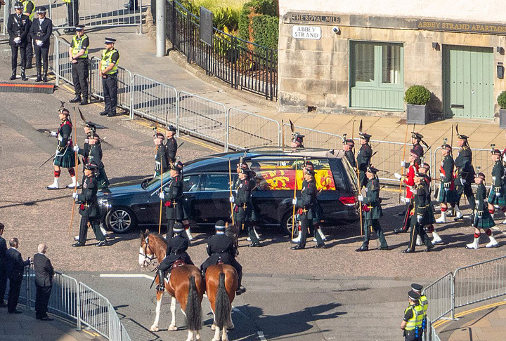 <p>O funeral teve transmissão ao vivo por TV, rádio e internet. Na Inglaterra, a cerimônia também foi exibida em telões espalhados pela capital Londres e em mais de 100 cinemas britânicos.</p>
