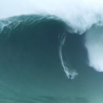 Mas até para surfistas, Nazaré é perigosa. Já houve registro de onda de 30 metros de altura.