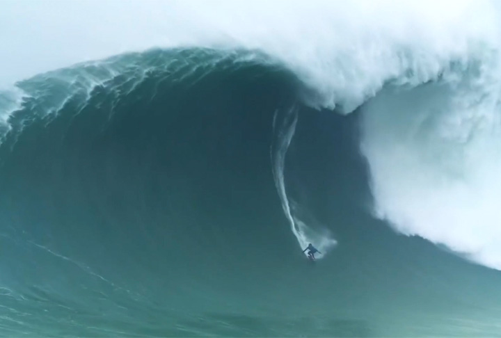 Mas até para surfistas, Nazaré é perigosa. Já houve registro de onda de 30 metros de altura.