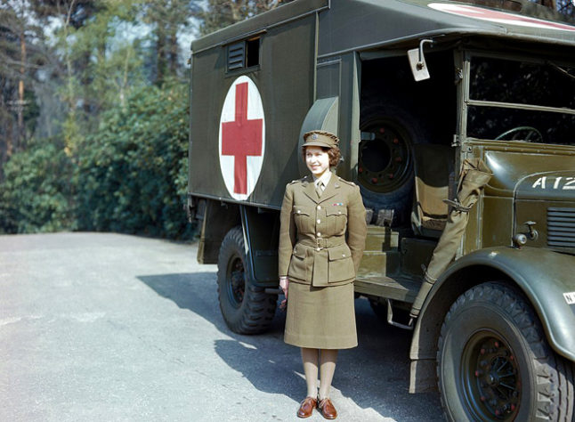 Rainha Elizabeth II em abril de 1945 com uniforme do Serviço