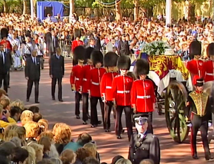 <p>Diana estava com o namorado, o milionário egípcio Dodi Al-Fayed, que também morreu. O funeral de Diana causou comoção mundial. </p>
