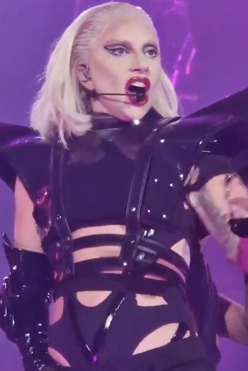 Lady Gaga aparece e faz passagem de som para mega show em Copacabana