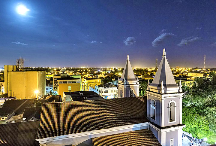A cidade de Parnaíba, a 340 km de Teresina, situa-se em uma planície formada justamente pelo Delta do Rio Parnaíba.

 - Chico Rasta - Wikimédia Commons
