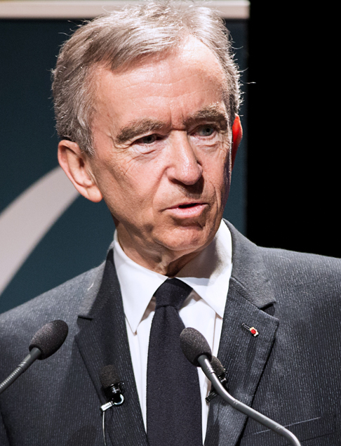 Além da Louis Vuitton, o conglomerado controla nomes como Dior, Givenchy, TAG Heuer e Moët & Chandon. Arnault é considerado um dos empresários mais influentes do setor. O grupo tem forte presença global e costuma investir em campanhas com artistas e personalidades conhecidas.