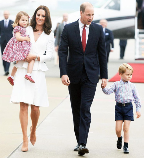 As crianÃ§as nÃ£o podem usar calÃ§as, pois essa vestimenta Ã© considerada "suburbana" pela realeza. Os meninos de atÃ© oito anos vestem bermudas ou shorts, enquanto as meninas usam vestidos.
