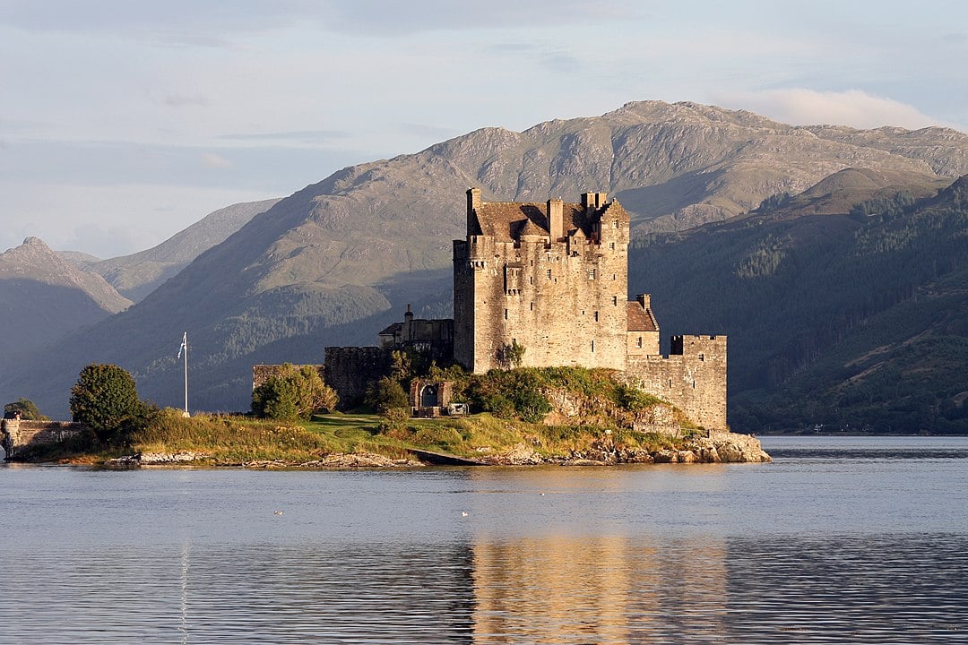 Castelo de Eilean Donan – Lochalsh, Escócia- Construído no século 13 como defesa contra vikings em uma pequena ilha em Loch Duich, a oeste das Terras Altas escocesas. Seu nome homenageia Donan de Eigg, um mártir celta da Alta Idade Média.-Guillaume Piolle wikimedia commons 