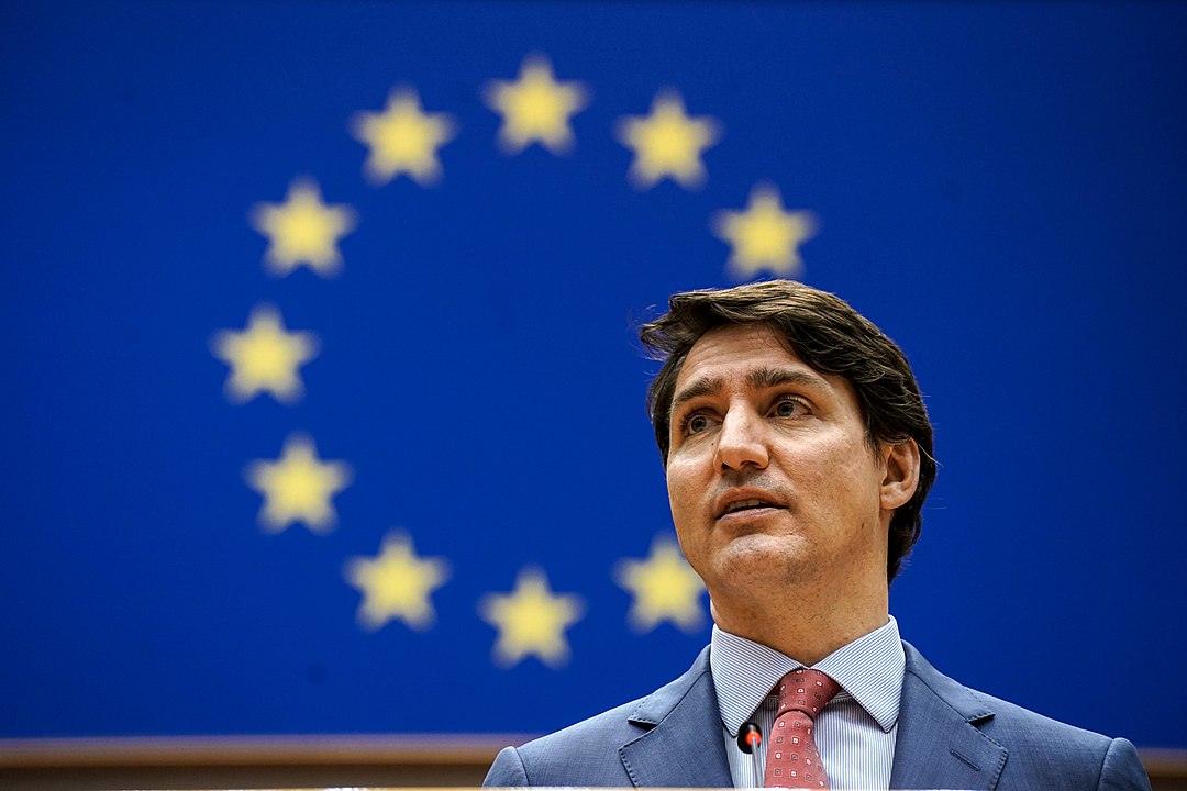 De acordo com a revista People, apesar de compartilharem uma atração mútua, ambos possuem uma vida tanto pessoal quanto profissional atribulada. O que pode causar dificuldades no relacionamento. Trudeau se divorciou em 2023 da ex-apresentadora Sophie Grégoire, com quem tem três filhas adolescentes.