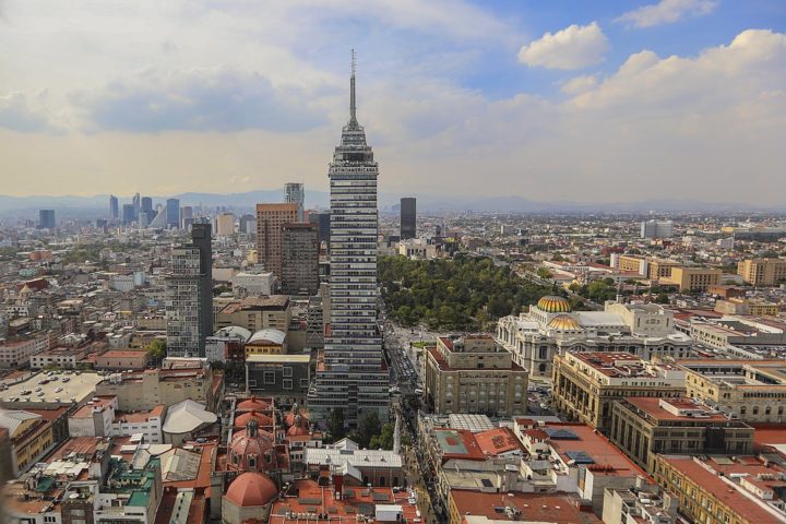 Como o México é muito mais rico do que os países imediatamente a sudeste de suas fronteiras, o país tem um problema crônico com a imigração ilegal a partir desses países, especialmente da Guatemala, Honduras e El Salvador
