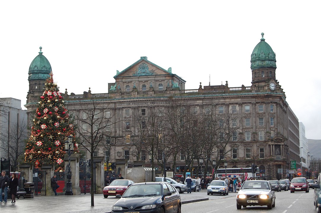 A capital Belfast é a segunda maior cidade na Ilha da Irlanda. Ali foi construído o Titanic, transatlântico que afundou em 1912.  