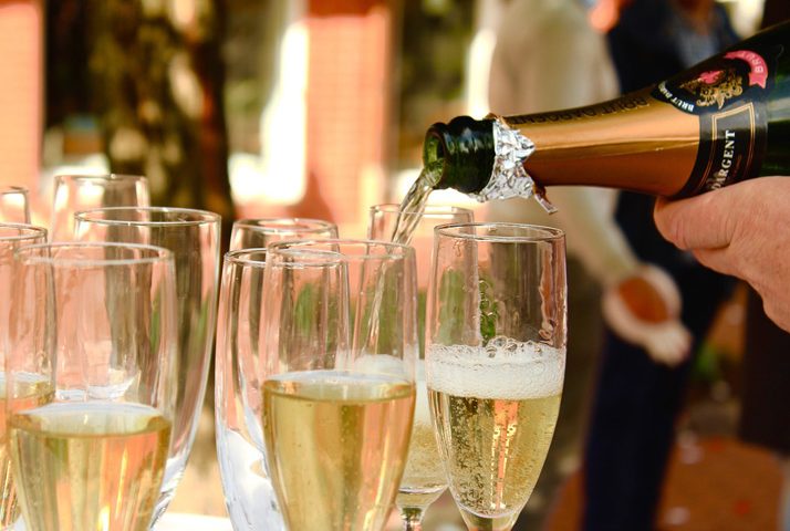 Espumantes são vinhos que passam por um processo de formação de bolhas, resultado do dióxido de carbono produzido durante a fermentação. Dentro dessa categoria estão bebidas como champanhe e prosecco, cada uma com origem, regras de produção e características próprias. Entenda as diferenças entre elas e como cada uma é elaborada. -  (crédito: Jan Kuss/Pixabay)