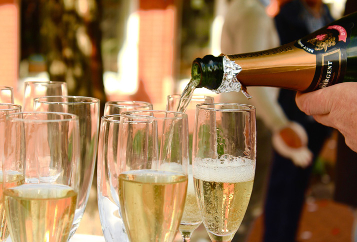 O vinho espumante é produzido a partir de uma segunda fermentação, com alto nível de dióxido de carbono e graduação alcoólica de 10° a 13° G.L.