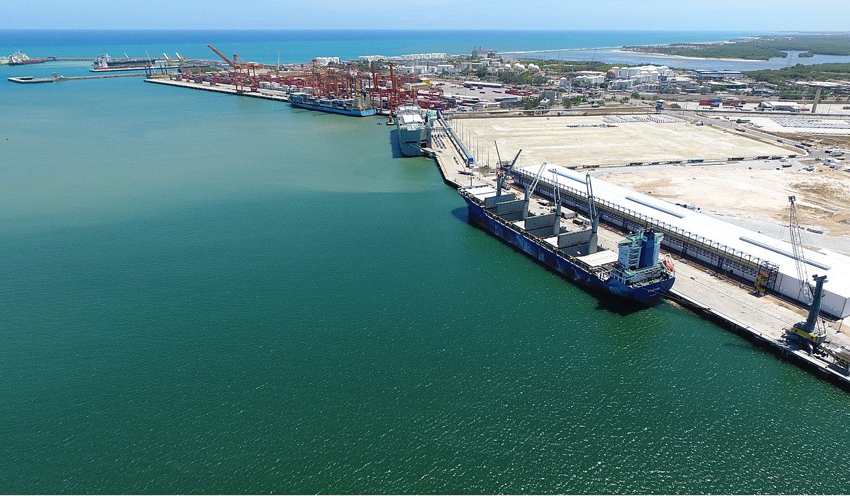 Suape é estratégico para a exportação de produtos industriais e petroquímicos, além de impulsionar o desenvolvimento econômico regional, atraindo investimentos e promovendo a criação de empregos na área.