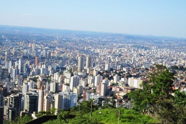 Belo Horizonte, a capital, tem 2.315.560 habitantes e Ã© um centro administrativo e cultural.  UberlÃ¢ndia, com 706.597 habitantes, destaca-se como um importante polo logÃ­stico e educacional. 