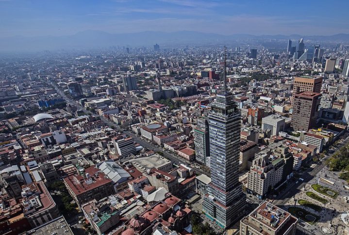 Tem 126 milhões de habitantes (população estimada em 2020). O segundo mais populoso da América Latina, atrás do Brasil (que em 212 milhões).  É o país mais populoso do mundo de língua hispânica e o 11º em geral.