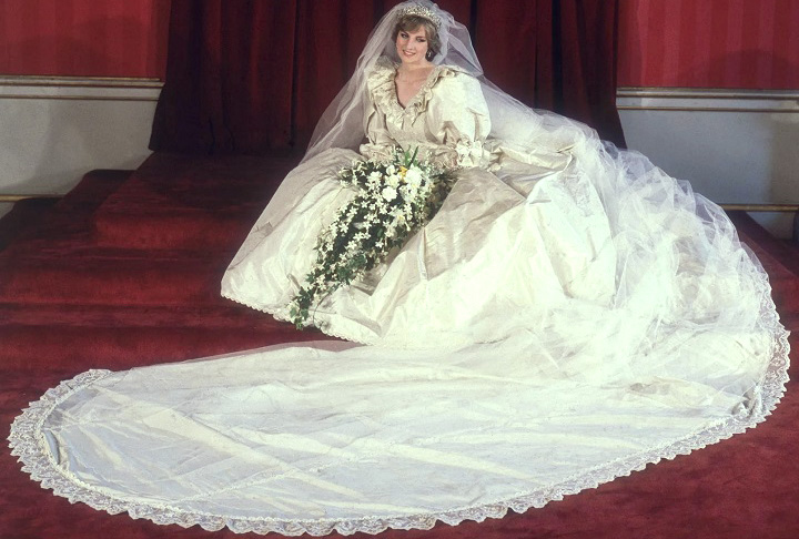 As noivas reais adicionam um raminho de murta aos buquês que carregam até o altar. Esse costume remonta à era da rainha Vitória, que tinha uma murta - símbolo de amor, boa sorte e prosperidade -  inserida em seu buquê de noiva em 1858.
