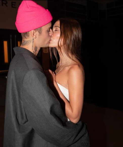 Justin Bieber é casado com a modelo Hailey Bieber (nascida Hailey Baldwin), com quem oficializou a união em 2018, nos Estados Unidos. O relacionamento dos dois é constantemente acompanhado pela mídia e pelos fãs, tornando o casal uma das duplas mais comentadas do universo pop.
