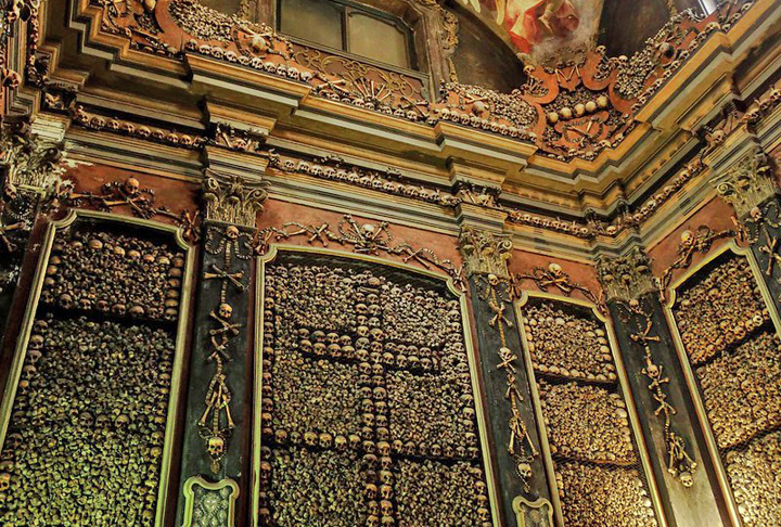 Igreja San Bernardino alle Ossa â?? MilÃ£o (ItÃ¡lia) - Ã? uma igreja perto da famosa catedral de MilÃ£o, com uma capela lateral decorada com ossos humanos. Tudo comeÃ§ou quando, em 1210, faltou espaÃ§o no cemitÃ©rio e uma sala foi construÃ­da para guardar ossos.
