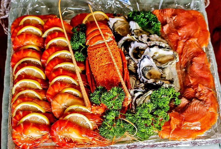 Iodo
Essencial para a tireoide e o metabolismo. Presente no sal iodado, peixes e frutos do mar. A falta pode causar bócio; o excesso também desregula a tireoide.