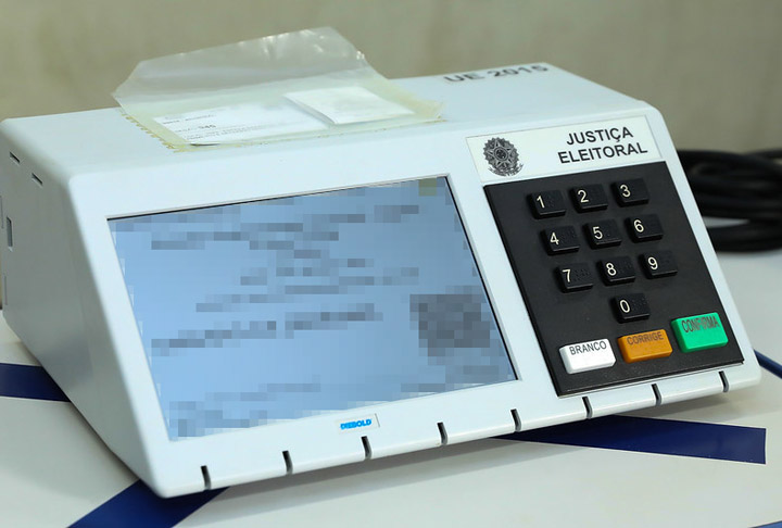 A urna eletrônica está em uso no Brasil desde 1996. Os equipamentos são armazenadas pelos Tribunais Regionais Eleitorais (TREs) de cada uma das 27 unidades da federação
