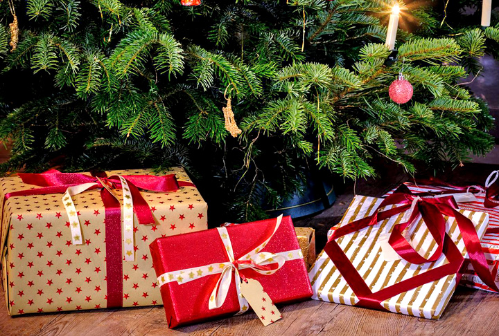 A família real abre todos os seus presentes na véspera de Natal — em vez do dia da celebração. Isso ocorre por influência da tradição dos alemães, de quem o pai da Rainha Elizabeth, o Rei George VI, era descendente. 
