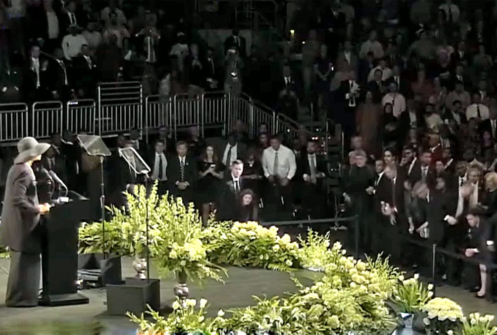 <p>O pugilista campeão, nascido Cassius Clay e convertido ao Islã, morreu em 3/6/2016, aos 74 anos, com problemas respiratórios.</p>
