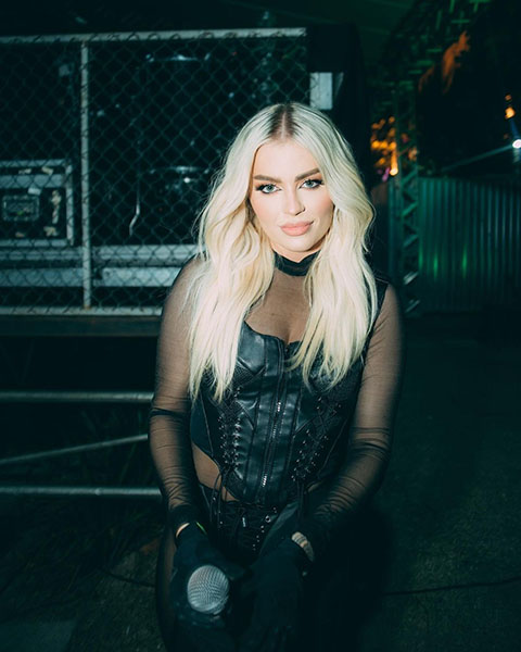 Luísa Sonza - Após o término do relacionamento com o comediante Whindersson Nunes, em 2020, a cantora foi alvo de uma onda de ataques e ameaças de morte nas redes sociais. Na ocasião, a artista decidiu buscar auxílio psicológico e deixar o país temporariamente, visando preservar a saúde mental. 