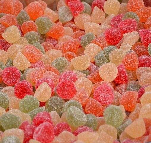 Jujuba -  Doce gelatinoso, comum em festas infantis, de cores diversas, revestido por açúcar. Geralmente no formato de gota. - Public Domain Pictures wikimedia commons 