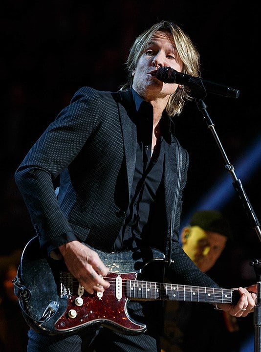 Nascido em 26 de outubro de 1967, na Nova Zelândia, e criado na Austrália, ele se destacou por sua mistura de rock, pop e country, além de muita habilidade na guitarra.