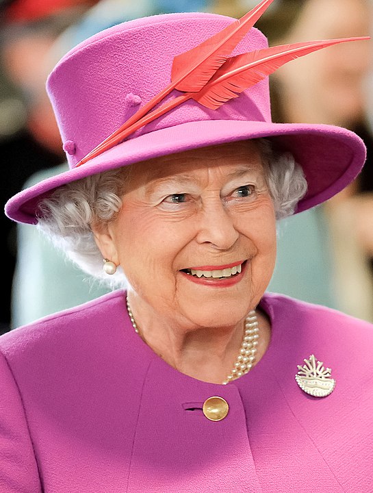 “Hoje, Dia Internacional da Mulher, estamos mostrando o apoio de longa data da família real às fotógrafas, que remonta ao advento da fotografia em meados de 1800”, dizia a legenda da postagem que trazia imagens das rainhas Elizabeth II (1926 - 2022), Vitória (1819 - 1901), Alexandra e Camilla (atual consorte), além da princesa Anne e da duquesa de Edimburgo, Sophie Rhys-Jones. 
-Joel Rouse/ Ministry of Defence wikimedia commons 