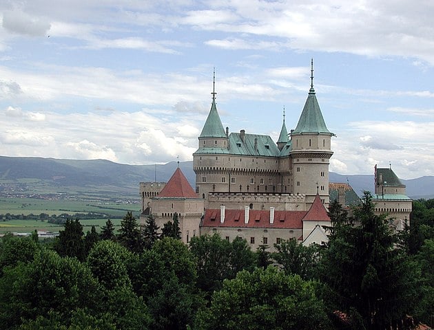 Castelo de Bojnice - Bojnice, Eslováquia - Fica na região central do país. Foi mencionado pela primeira vez em 1113. Era uma fortaleza de madeira que foi gradualmente trocada por pedra. Seu estilo neogótico chama atenção na paisagem. -Szarka Gyula~ wikimedia commons 