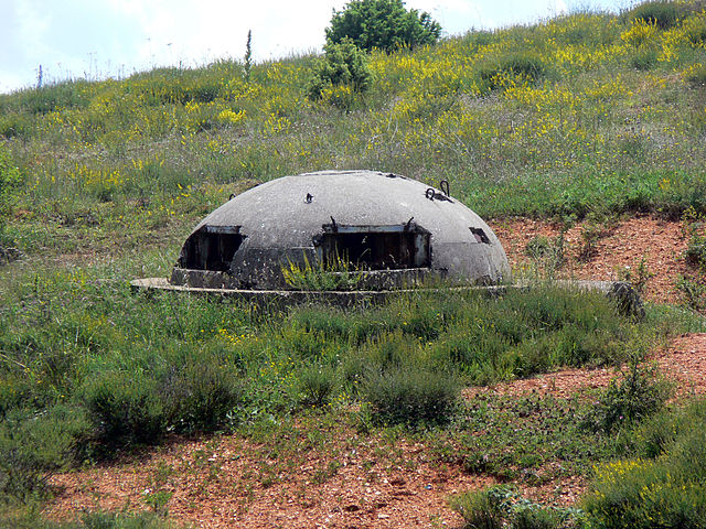 Hoxha implementou uma polÃ­tica de isolamento radical, com paranoia sobre possÃ­veis invasÃµes e a construÃ§Ã£o de mais de 170 mil bunkers no paÃ­s. Esse perÃ­odo de opressÃ£o e pobreza deixou marcas profundas, mas tambÃ©m levou Ã  criaÃ§Ã£o de uma identidade nacional resistente.-Fingalo wikimedia commons 