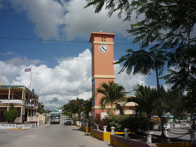 Belize tem 401 mil habitantes em 13.800 km². Capital: Belmopã. 