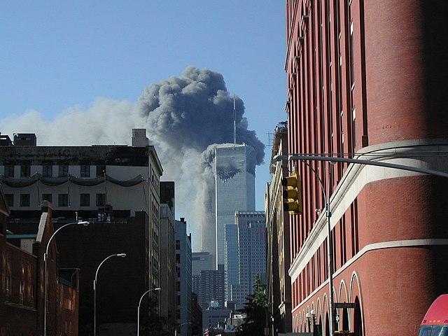 Em 11 de setembro de 2001, terroristas sequestraram o voo 11 da American Airlines e jogaram o avião na torre norte às 08:46, entre os andares 93 e 99. - Hans Joachim Dudeck  wkimedia commons 
