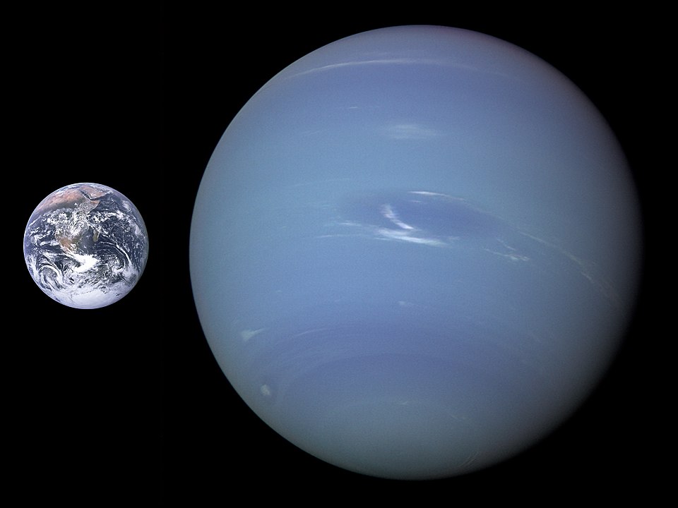 Netuno faz parte do grupo de planetas gasosos. Tem um pequeno núcleo rochoso,  uma camada formada possivelmente por água, amônia e metano, e uma turbulenta atmosfera de hidrogênio e hélio. Tem 17 vezes a massa  da Terra. É o planeta mais distante do Sol  