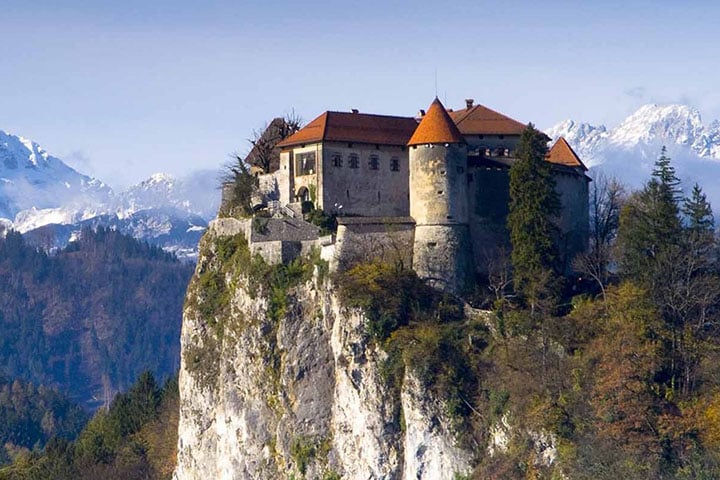 Castelo de Bled – Bled, Eslovênia -  Fica no alto de uma montanha às margens do lago glacial de Bled, no cimo de um penhasco íngreme, a 130m de altitude. Foi mencionado pela primeira vez em documentos de 1011. -Divulgação / bled.si