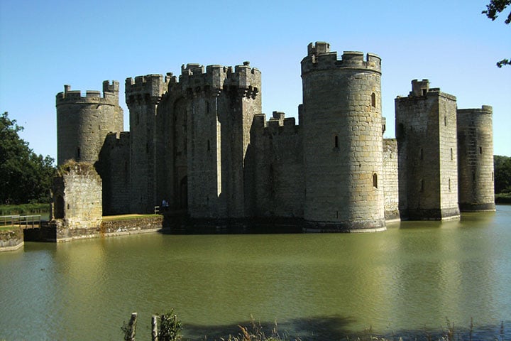Castelo de Bodiam – East Sussex, Inglaterra - Construído em 1385 para defesa durante a Guerra dos Cem Anos. Hoje em dia, porém, percebe-se que a estrutura não era tão resistente para a batalha e supõe-se que o objetivo maior era exibir o poderio inglês com a imponência da construção.-VanBeem / Dominio publico
