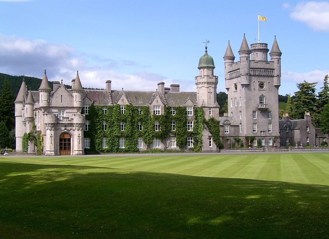 O Castelo de Balmoral foi construído em 1856, durante o reinado da Rainha Vitória. Ele possui um estilo arquitetônico escocês baronial, com torres e detalhes góticos, situado em uma vasta área rural com jardins e bosques.-Stuart Yeates from Oxford, UK - Flickr