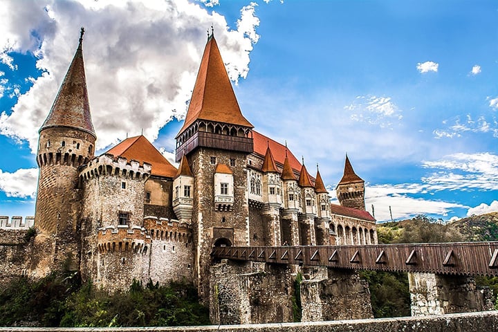 Castelo de Corvin – Hunedoara, Romênia - O castelo em estilo gótico-renascentista fica sobre uma antiga fortaleza.  Foi construído entre 1446 e 1480. Fica a 409 km da capital Bucareste. -Divulgação / @CastelulCorvinilorHuniazilor
