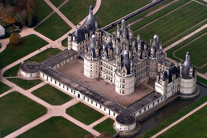 Castelo de Chambord – França - Mistura estilos de arquitetura de França medieval e da Itália com suas estruturas clássicas.  Construído entre 1519 e 1547, é símbolo de ostentação, pois, apesar de gigantesco, foi erguido apenas para servir de pavilhão de caça para Francisco I de França-Commons Wikimedia