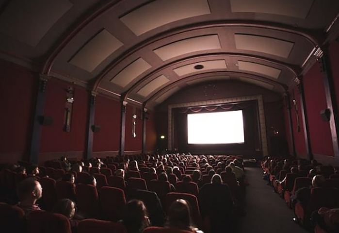 Por isso,  alguns filmes ficaram para 2024 e os amantes do cinema têm uma lista incrível para ver ao longo do ano. Levando em conta que os filmes entram logo em seguida no streaming, quem perde no telão tem a opção da telinha a curto prazo. Veja os que já entraram em cartaz e os que ainda virão por aí.  -  Jake Hills Unplash