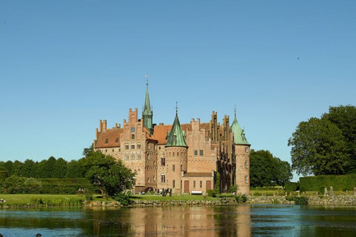 Castelo Egeskov – Ilha de Fiónia, Dinamarca -  É o mais bem preservado castelo de fosso da arquitetura do Renascimento da Europa. Fica ao sul da Ilha de Fiónia, a 166 km da capital Copenhague Erguido em 1554. -Divulgação / egeskov.dk 