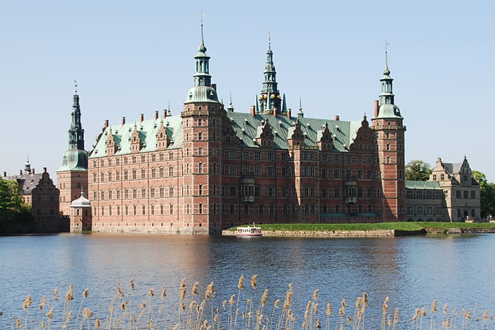 Castelo de Frederiksborg – Hillerod, Dinamarca - É o maior do país. Construído sobre três ilhotas por Cristiano IV entre 1560 e 1630 para ser residência real. Foi destruído por um incêndio em 1839 e reconstruído. Abriga o Museu Nacional de História da Dinamarca. -Casper Moller / Commons