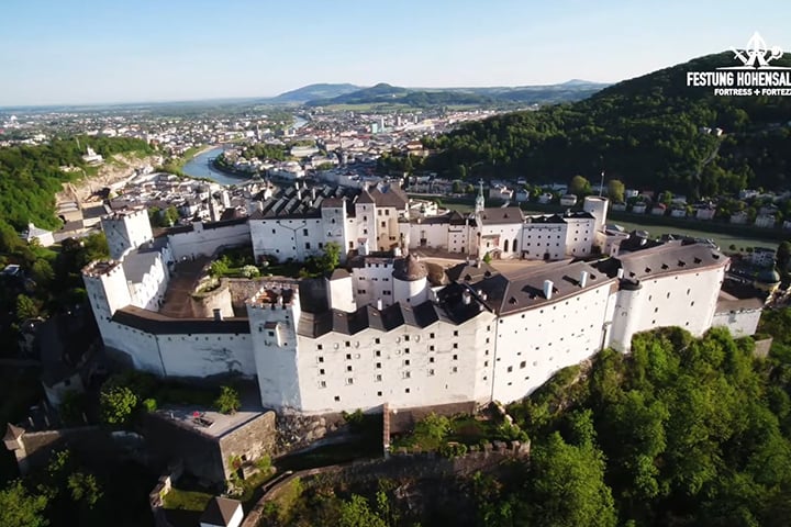 Castelo Hohensalzburg – Áustria - Com 250 metros de comprimento e 150 metros de largura, é um dos maiores castelos medievais na Europa. Fica no topo de Festungbsberg, na cidade de Salzburgo, terra natal de Mozart. -Divulgação / salzburg-burgen.atdefestung-hohensalzburg