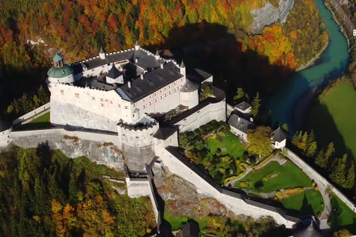 Castelo de Hohenwerfen - Salzburgo, Áustria - Fica num precipício de 623 metros de altura, a 40 km do Centro de Salzburgo. A fortaleza é cercada pelos Alpes e pelas Montanhas Tennen.  Construído entre 1075 e 1078. -Divulgação / salzburg-burgen.atdeburg-hohenwerfen
