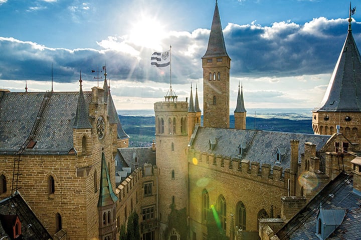 Castelo Hohenzollern – Hechingen ,Alemanha -  Fica a cerca de 60 km de Stuttgart. Foi residência de condes da região, chamada de Suábia,  a partir da primeira metade do século 11.-Divulgação / burg-hohenzollern.com