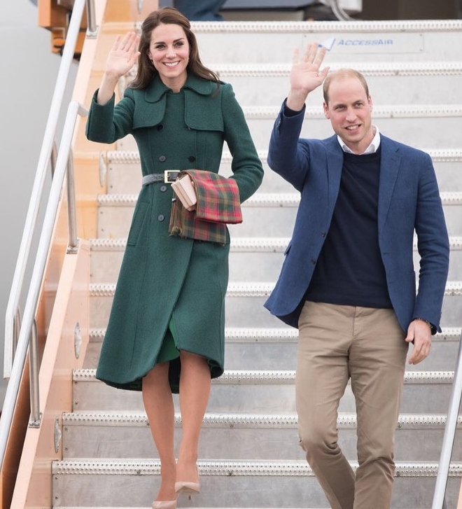 As mulheres da Realeza têm que manter o queixo paralelo ao chão, mesmo quando descem escada, para não demonstrar timidez ou desatenção com as pessoas. 
