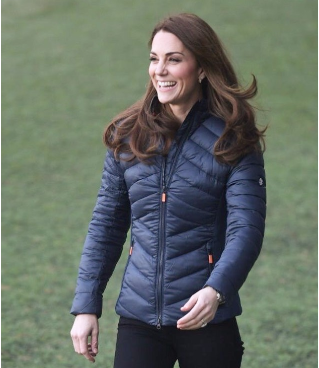 As mulheres podem usar esmalte nas unhas, desde que discreto. Colorido, nem pensar. A Realeza considera que esmaltes coloridos deixam a mulher com aparência vulgar.
